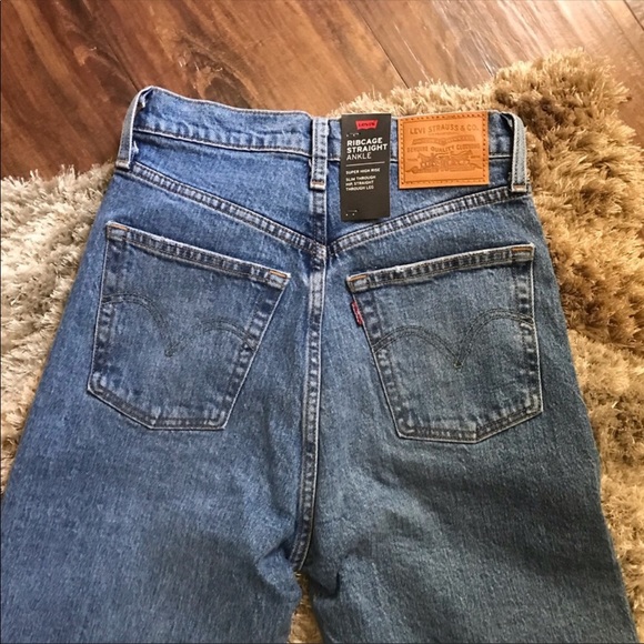 Levis Ribcage Straight Leg NWT - Picture 3 of 3